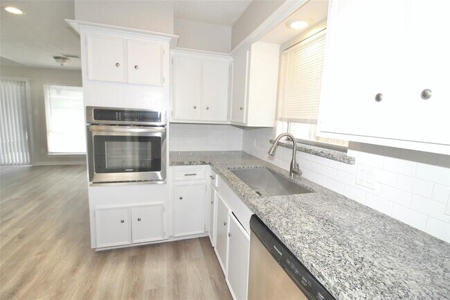 Building Photo - 2423 Quail Valley E Dr