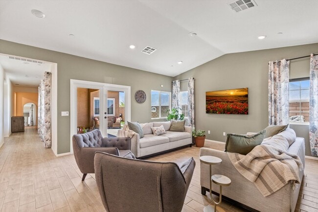 Foto del edificio - Elegant Corner-Lot Home in the Verano Comm...