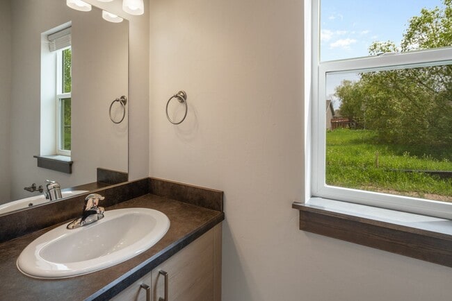 Foto del edificio - Pet Friendly! Gorgeous 3 Bedroom condo with double stall attached garages with AC.