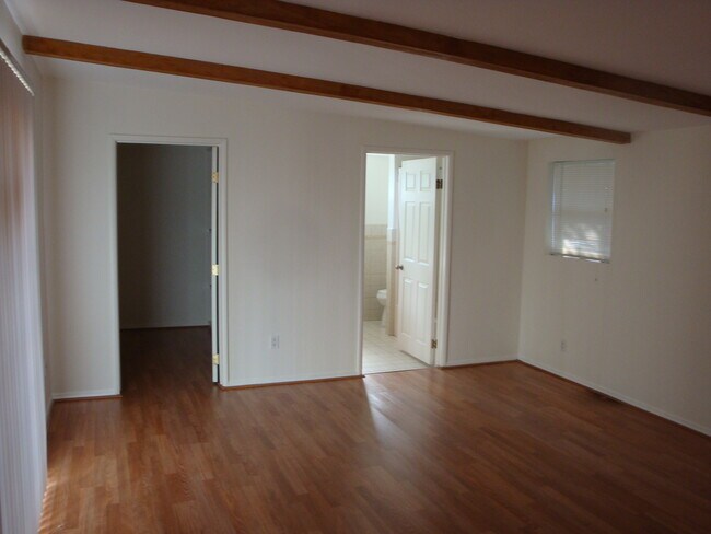 Foto del edificio - 5701 Enfield Ave