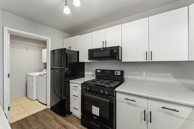 Building Photo - Town Square Apartments