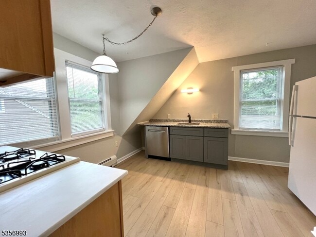Building Photo - 482 Louisa Ave