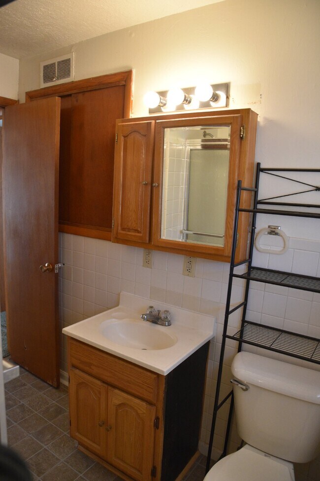 Building Photo - 3 Bedroom 1 Bath