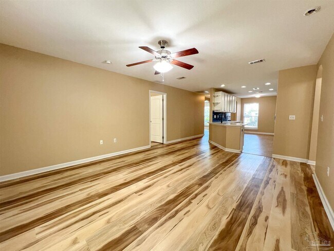 Building Photo - 202 Creekview Dr