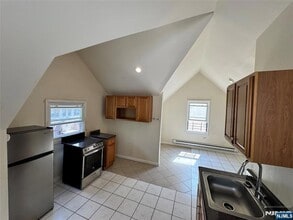 Building Photo - 163 Linden Ave