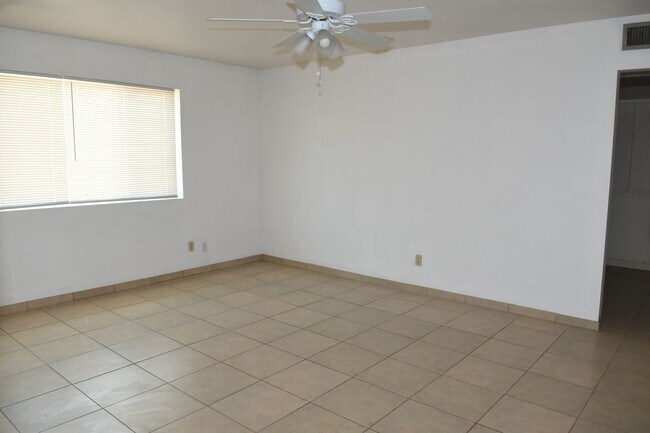Building Photo - 3165 W Altadena Ave