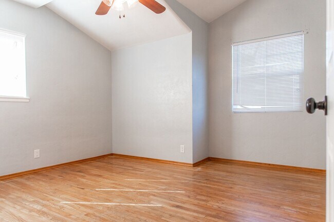Foto del edificio - 3 bedroom 2 bath renovated home with swimm...