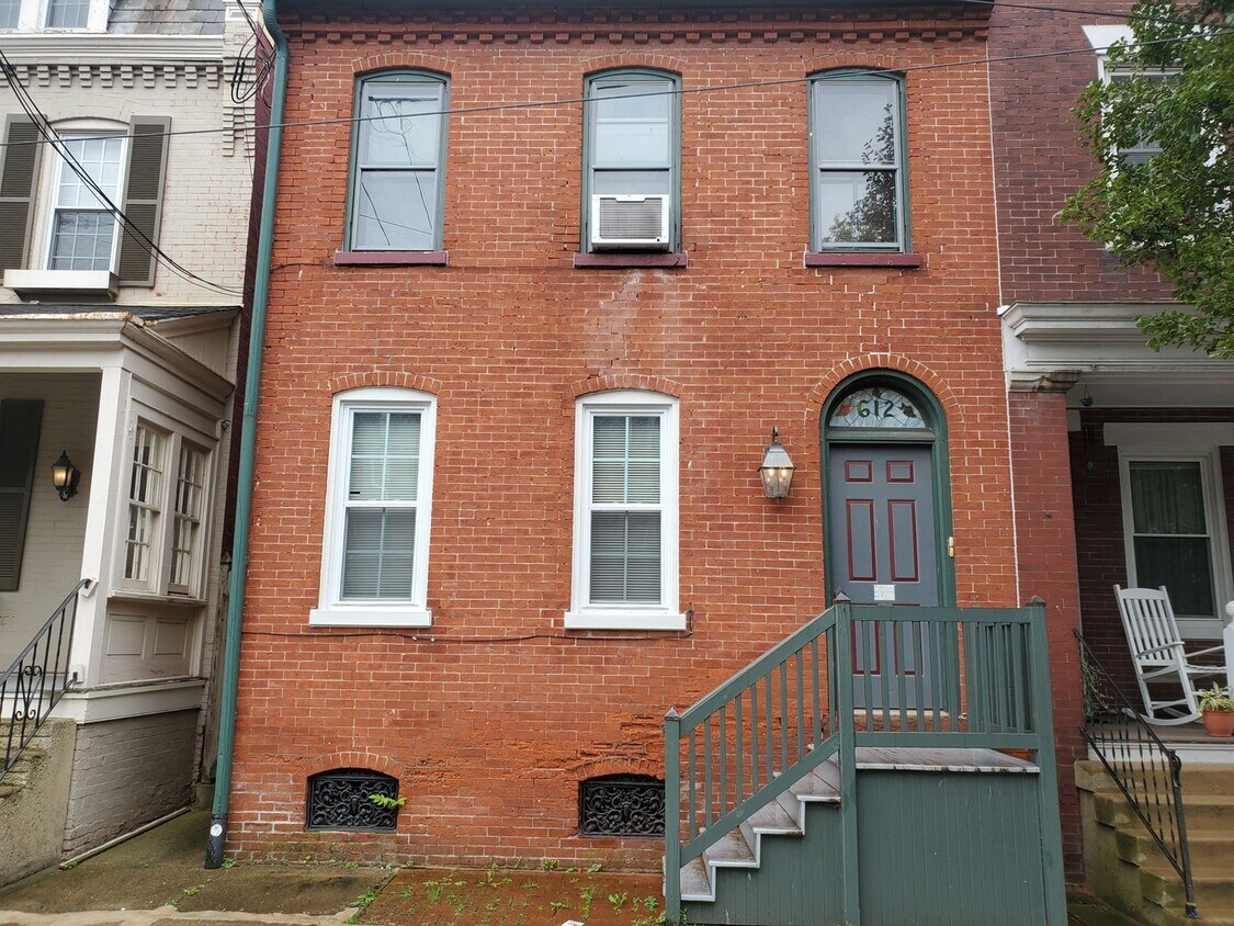 Foto principal - 612 E Chestnut St