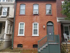Building Photo - 612 E Chestnut St