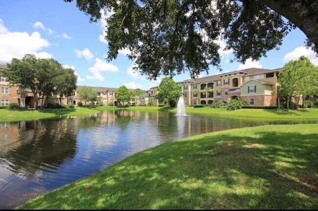 Foto del edificio - 9918 Courtney Palms Blvd