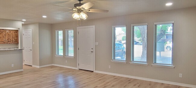 Foto del edificio - UPDATED COLONIAL PARK CONDO