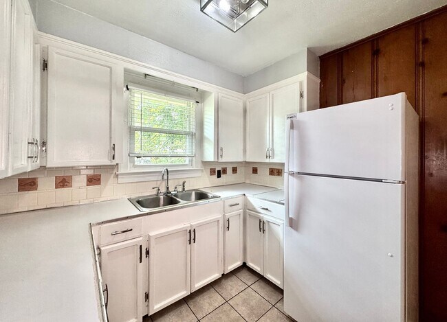 Foto del edificio - 3 Bed 2 Bath Home in Hundred Oaks Subdivision