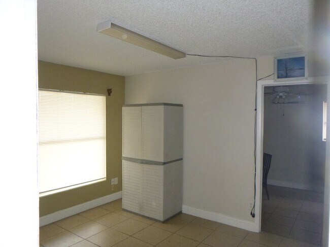 Foto del edificio - 572 Santiago Ave