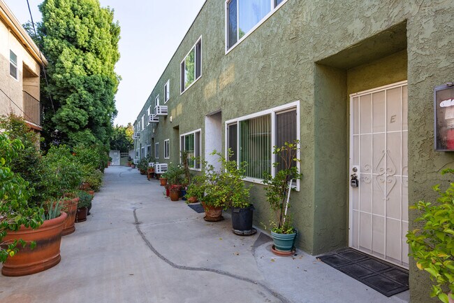 Building Photo - 245 W Verdugo Ave