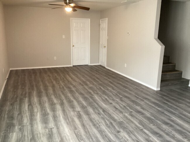 Foto del edificio - Nice & Spacious 3/2.5/1 townhome