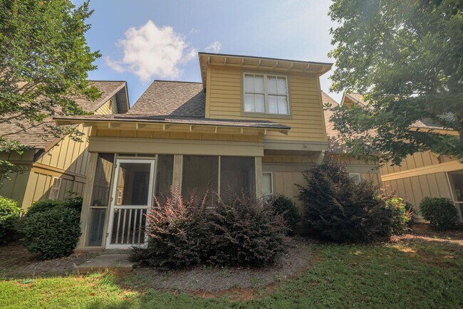 Building Photo - Quiet Apartment 2 Miles from Campus!