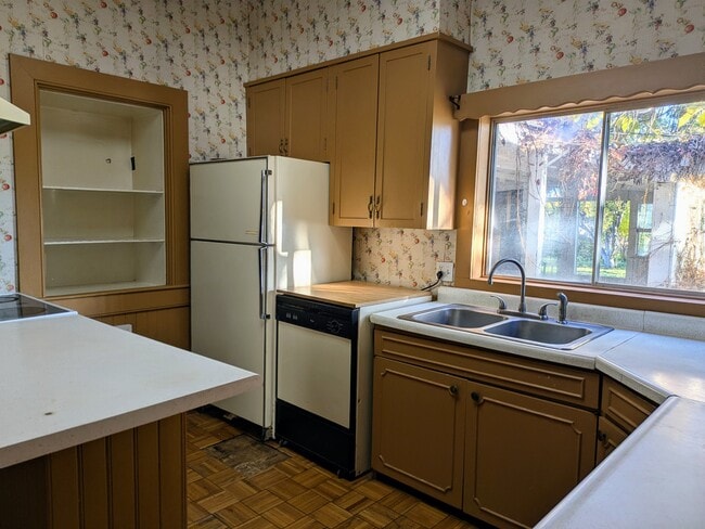 Building Photo - 169 S 200 W