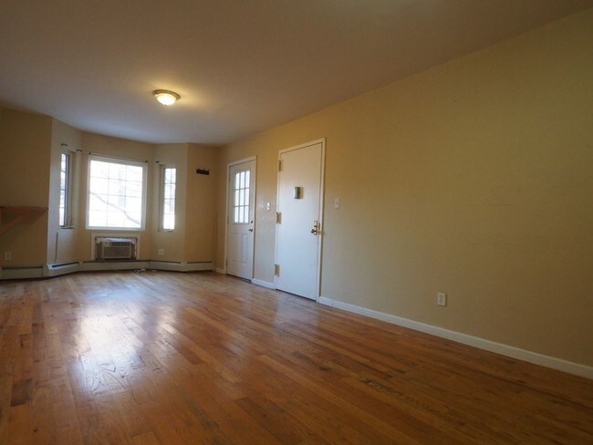Building Photo - 144 Monroe St