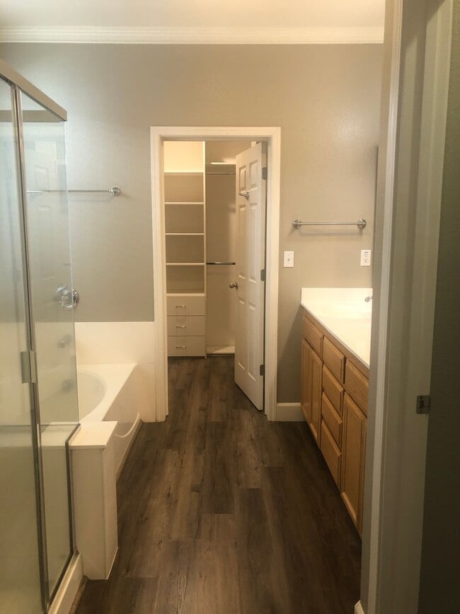 Building Photo - Executive 3 Bedroom 2.5 Bathroom 1800 sqft...