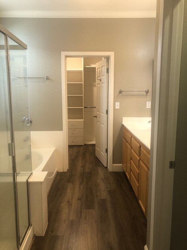 Foto del edificio - Executive 3 Bedroom 2.5 Bathroom 1800 sqft...