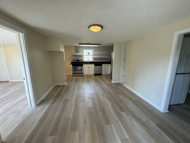 Building Photo - Remodeled 3/2 in the Heart of Gainesville!