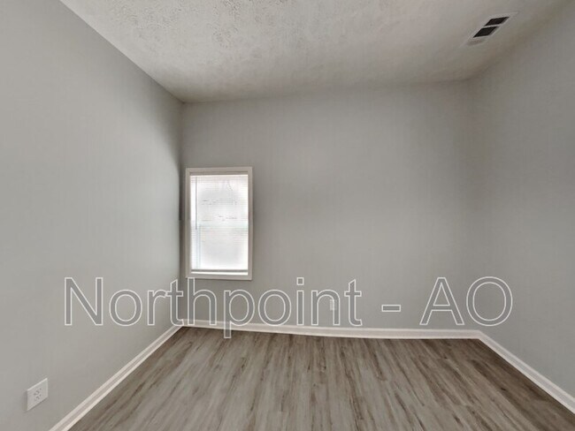 Foto del edificio - 242 Dogwood Ave