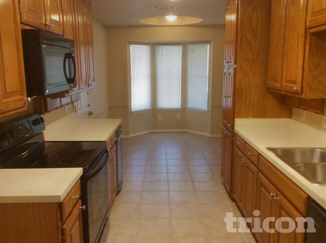 Building Photo - 525 Arbor Ln