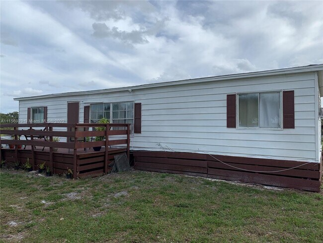 Building Photo - 702 160