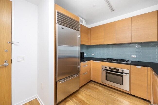 Foto del edificio - 310 W 52nd St