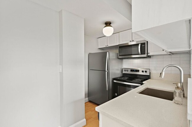 Building Photo - Enticing Two Bedroom in Edgewood! - Water ...