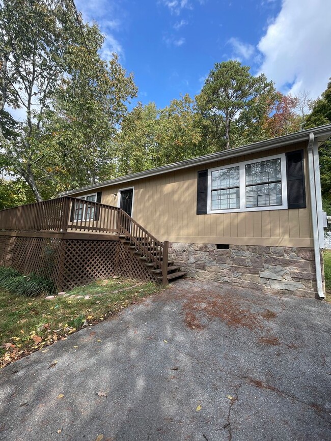 Building Photo - Secluded Hilltop Bungalow with Fenced Yard...