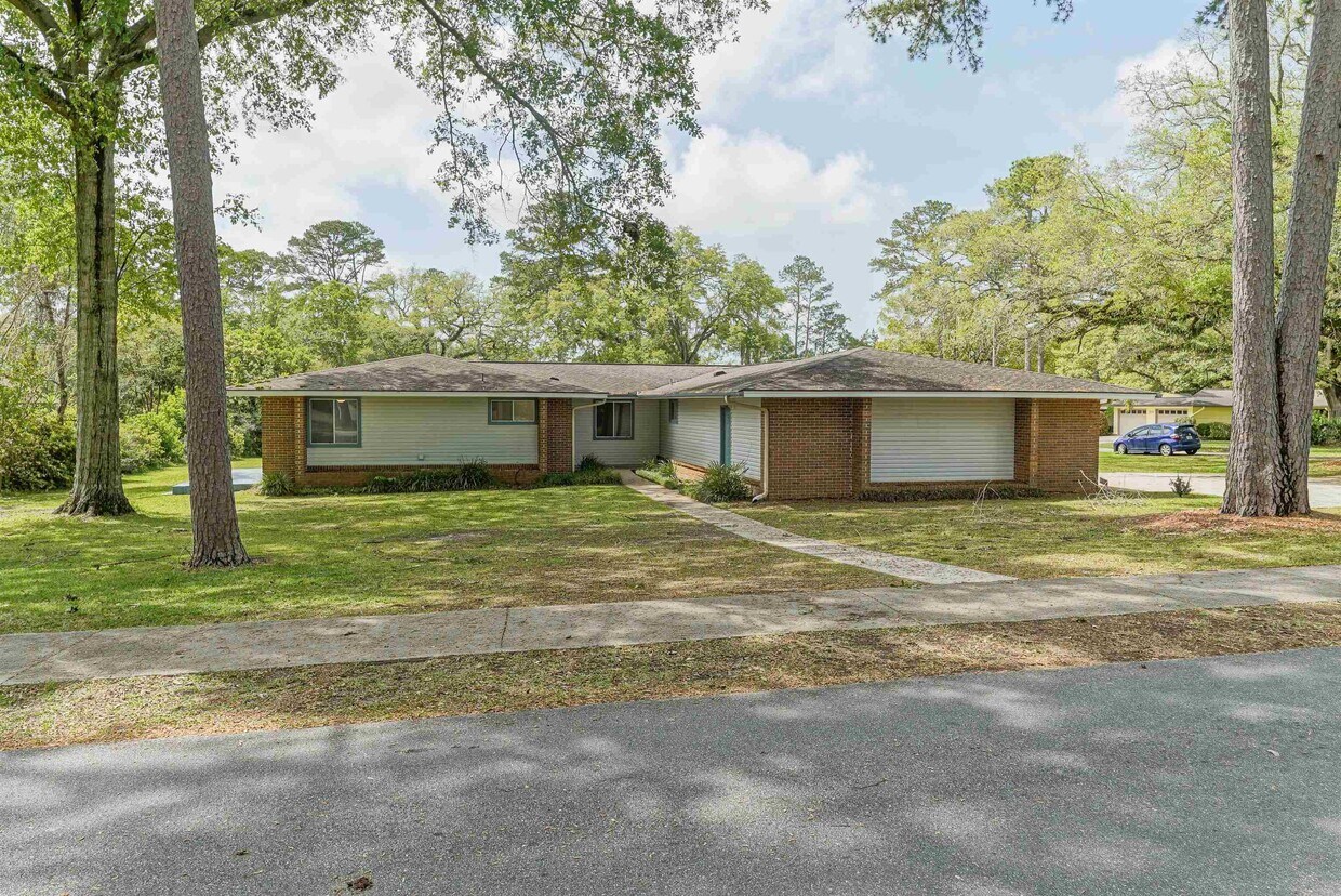 Primary Photo - 251 SE Villas Ct
