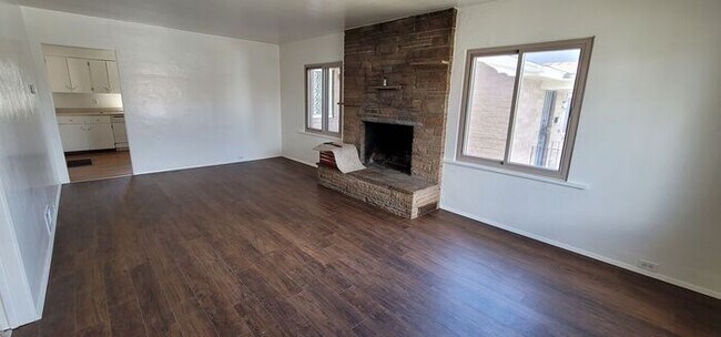 Building Photo - 2 bed 1 bath Sparks Duplex Home for Rent