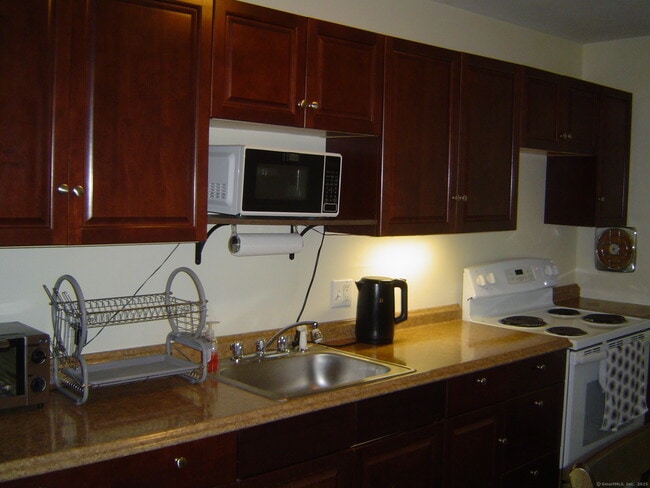 Building Photo - 301 S Elm St