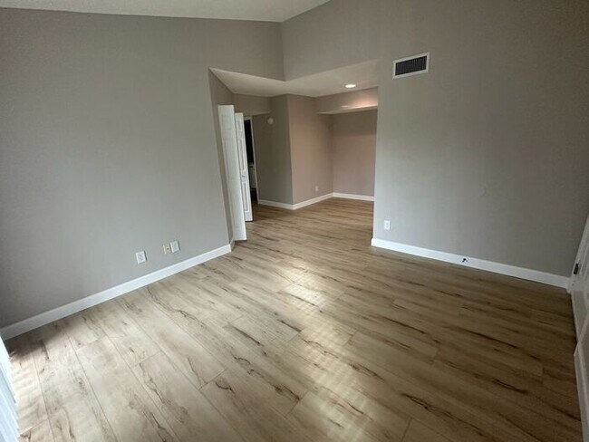 Foto del edificio - ** Move in Special HALF off your first months rent** NEWLY renovated 2 bedroom/1 bath condo in Ca...