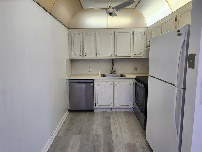 Building Photo - 516 Fanshaw M