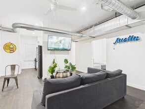 Building Photo - 1010 W 26th St