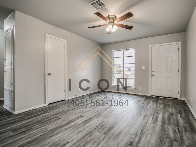 Building Photo - 609 W Greenwood Dr