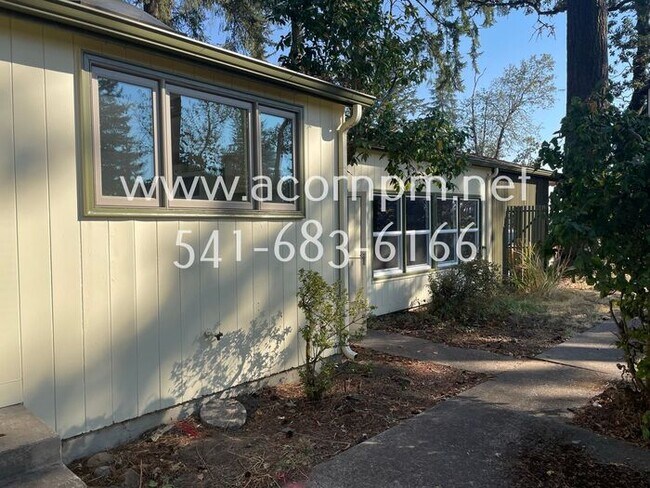 Building Photo - Gorgeous 3+BD/3BA Home with a view! Near H...