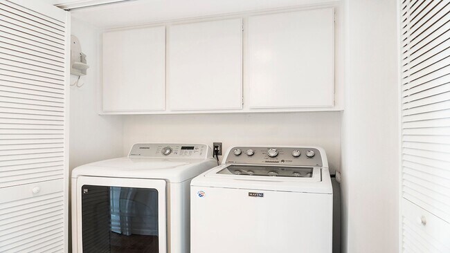 Foto del edificio - Beautiful townhome with private sun deck