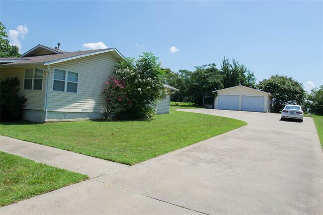 Building Photo - 5209 Bluebonnet Dr