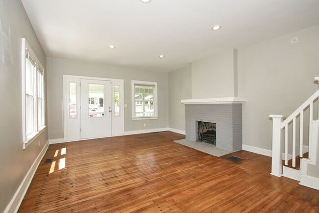 Building Photo - Updated 3 Bedroom Home