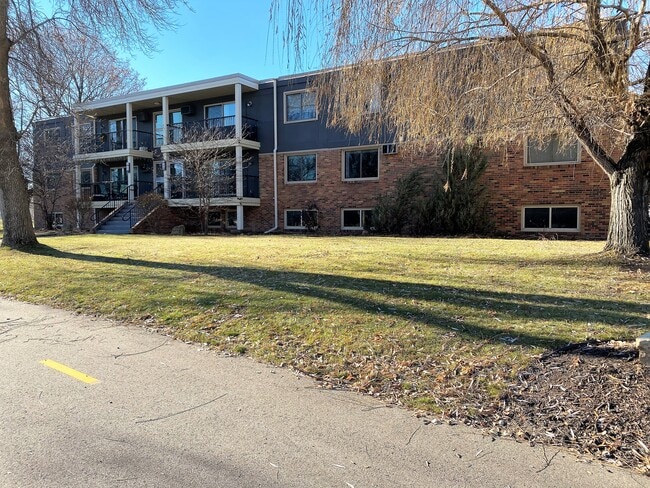 Building Photo - 4380 Parklawn Ave