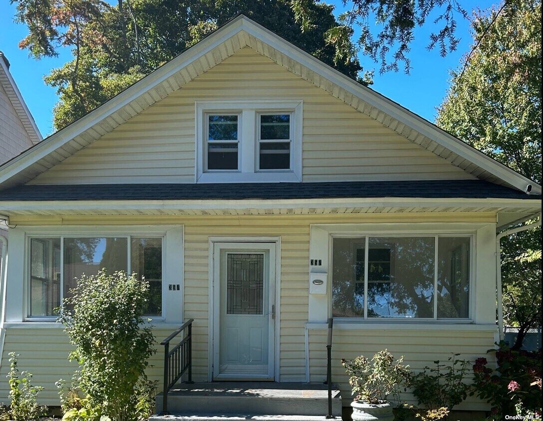 Primary Photo - 357 N Long Beach Ave