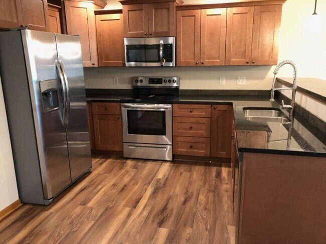 Foto del edificio - 3 bedroom, 2 1/2 bath Townhouse