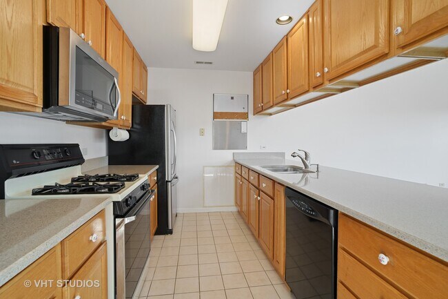 Building Photo - 161 S Evergreen Ave