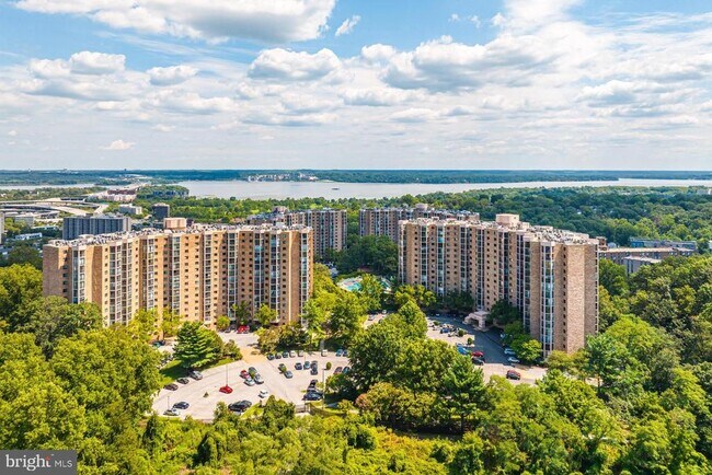 Foto del edificio - 5903 Mt Eagle Dr