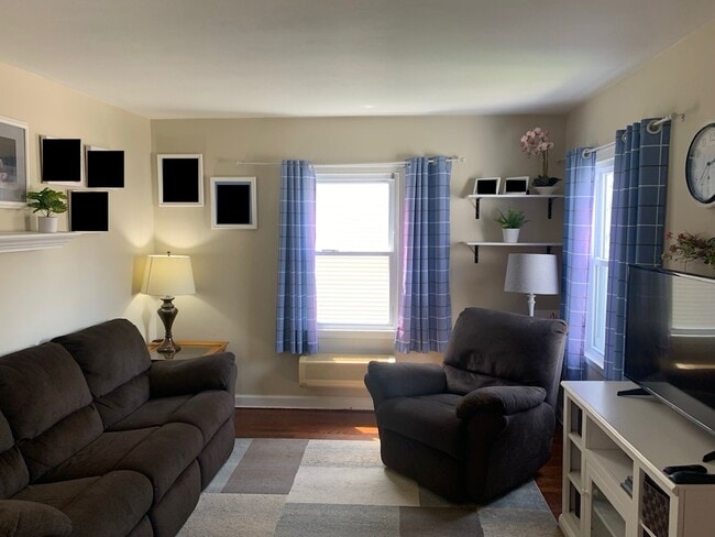 Living room - 1121 Harry Ct