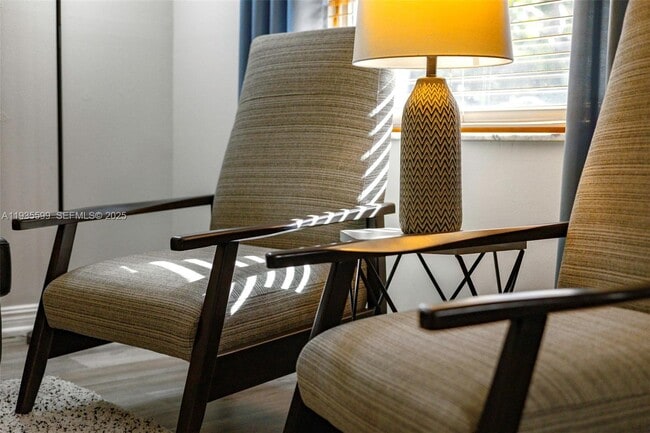 Building Photo - 1125 NE 16th Pl