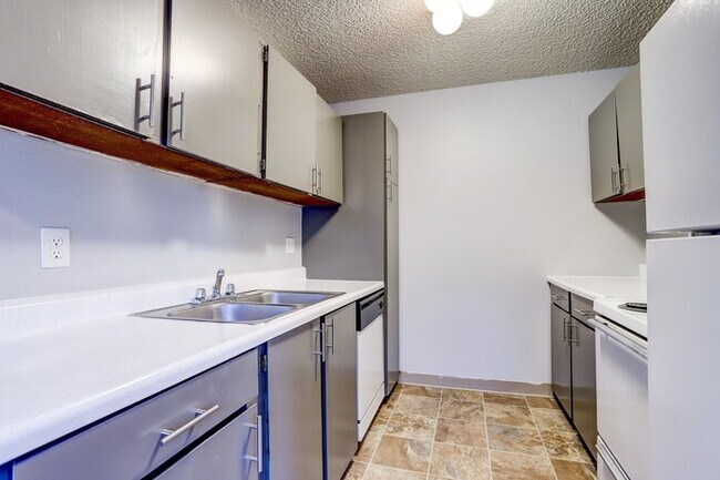 Foto del edificio - NOW LEASING : Spacious 2BR Upper Unit